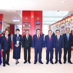 Thường trực Ban Bí thư Trần Cẩm Tú cùng các lãnh đạo Đảng, Nhà nước tham quan Trưng bày ảnh “Dưới cờ Đảng - đất nước tiến vào kỷ nguyên mới” do Thông tấn xã Việt Nam thực hiện. (Ảnh: Minh Quyết/TTXVN)