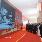 Thường trực Ban Bí thư Trần Cẩm Tú cùng các lãnh đạo Đảng, Nhà nước tham quan Trưng bày ảnh “Dưới cờ Đảng - đất nước tiến vào kỷ nguyên mới” do Thông tấn xã Việt Nam thực hiện. (Ảnh: Minh Quyết/TTXVN)