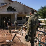 Ngôi nhà bị hư hại sau vụ tấn công tên lửa tại Moshav Kfar Yuval, miền bắc Israel. (Ảnh: THX/TTXVN)