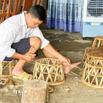 Người nghệ nhân say mê với nghề truyền thống. (Ảnh: TTXVN phát)