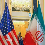 Quốc kỳ Mỹ (trái) và Iran tại một bàn đàm phán. (Ảnh: MNA/TTXVN)