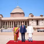 Tổng thống Droupadi Murmu và Thủ tướng Narendra Modi đồng chủ trì Lễ đón trọng thể Tổng Bí thư, Chủ tịch nước Tô Lâm thăm cấp Nhà nước tới Cộng hòa Ấn Độ. (Ảnh: Thống Nhất/TTXVN)