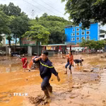 Bùn đất tràn trên mặt đường tại địa bàn xã Mường La, tỉnh Sơn La, sau mưa lớn. (Ảnh: TTXVN phát)