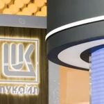 Biểu tượng của Công ty Lukoil ở Saint Petersburg, Nga. (Ảnh: REUTERS/TTXVN)