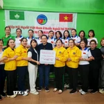 Hiệp hội người Việt Nam ở nước ngoài tại Macau (Trung Quốc) ủng hộ đồng bào vùng lũ lụt ở Miền Trung-Tây Nguyên. (Ảnh: TTXVN phát)