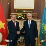 Tổng thống Kazakhstan Kassym-Jomart Tokayev đón Tổng Bí thư Tô Lâm. (Ảnh: Thống Nhất/TTXVN)
