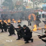 Diễn tập tấn công, trấn áp tội phạm tại lễ ra quân. (Ảnh: Văn Dũng/TTXVN)