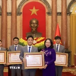 Phó Chủ tịch nước Võ Thị Ánh Xuân trao Huân chương Lao động hạng Nhì cho các học sinh đoạt giải Olympic và Khoa học kỹ thuật quốc tế năm 2025. (Ảnh: Tuấn Anh/TTXVN)