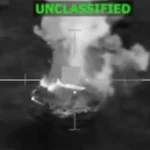 Một chiếc thuyền được cho là do các băng đảng ma túy điều hành ở phía Đông Thái Bình Dương sau khi bị trúng đòn không kích của Mỹ. (Nguồn: Bộ Chiến tranh Mỹ)