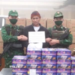 Đối tượng Suwannaphone và tang vật bị bắt giữ. (Ảnh: TTXVN phát)