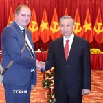 Tổng Bí thư Tô Lâm và Trưởng Ban Đối ngoại Đảng Cộng sản Pháp Vincent Boulet. (Ảnh: Thống Nhất/TTXVN)