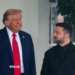 Tổng thống Mỹ Donald Trump (trái) đón Tổng thống Ukraine Volodymyr Zelensky tại Washington D.C. ngày 18/8. (Ảnh: THX/TTXVN)