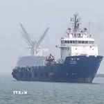 Tàu chở dầu cập cảng Mumbai, Ấn Độ, sau khi di chuyển qua eo biển Hormuz. (Ảnh: ANI/TTXVN)