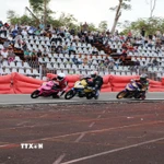 Các vận động viên tranh tài quyết liệt. (Ảnh: Hồng Thái/TTXVN)