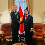 Đại sứ Việt Nam tại Pháp Trịnh Đức Hải và ông Benoit Clocheret, Phó Chủ tịch MEDEF International đồng thời là Chủ tịch Hội đồng Doanh nghiệp Pháp-Việt và Chủ tịch điều hành Tập đoàn Artelia. (Ảnh: Ngọc Hiệp/TTXVN)