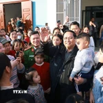 Thủ tướng Phạm Minh Chính thăm, chúc Tết nhân dân Khu tái định cư Đông Khê, Cao Bằng. (Ảnh: Dương Giang/TTXVN)