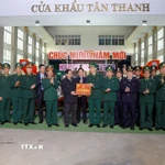 Thủ tướng Phạm Minh Chính đến thăm, chúc Tết các lực lượng làm nhiệm vụ tại cửa khẩu Tân Thanh (Lạng Sơn). (Ảnh: Dương Giang/TTXVN)