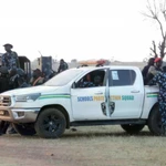 Các sỹ quan cảnh sát đứng gác bên ngoài một trường học ở bang Kebbi, Nigeria, nơi các học sinh bị bắt cóc hồi đầu tuần. (Nguồn: AP)