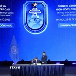 Bộ trưởng Bộ Công an Việt Nam Lương Tam Quang ký Công ước của Liên hợp quốc về Chống tội phạm mạng. (Ảnh: Phương Hoa/TTXVN)