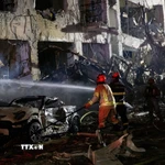 Lực lượng an ninh và cứu hộ Israel làm nhiệm vụ tại hiện trường đổ nát do trúng tên lửa phóng từ Iran tại Tel Aviv, Israel. (Ảnh: THX/TTXVN)