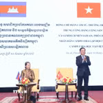 Thường trực Ban Bí thư Trần Cẩm Tú cùng Samdech Men Sam An, Phó Chủ tịch CPP, Chủ tịch Hội Hữu nghị Campuchia-Việt Nam, gặp gỡ cựu sinh viên Campuchia từng học tại Việt Nam. (Ảnh: Phương Hoa/TTXVN)