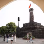Cột cờ Hà Nội, biểu tượng lịch sử của Thủ đô, thu hút đông đảo người dân và du khách đến tham quan, chụp ảnh trong dịp nghỉ lễ. (Ảnh: Phạm Tuấn Anh/TTXVN)