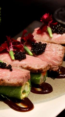 Món cải cuốn ăn kèm với bò Wagyu và trứng cá tầm.