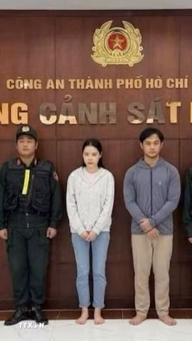 Hai 2 bị can là vợ chồng Trần Thị Như Hảo và Nguyễn Trọng Anh bị bắt tạm giam. (Ảnh: TTXVN phát)