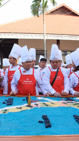 103 nghệ nhân, đầu bếp chuyên nghiệp cùng tham gia chế tác Bản đồ Việt Nam làm từ xôi nước cốt dừa lớn nhất. (Ảnh: Nguyễn Hằng/TTXVN)
