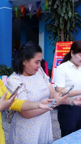 Cử tri phường Tân Sơn Hòa (Thành phố Hồ Chí Minh) quét mã QR để tìm hiểu tiểu sử ứng viên đại biểu Quốc hội khóa XVI và đại biểu HĐND Thành phố nhiệm kỳ 2026 - 2031. (Ảnh: Xuân Khu/TTXVN)
