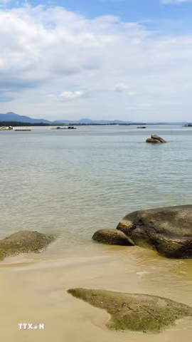 Bãi cát vàng mịn trải dài, làn nước trong xanh tạo nên “điểm nhấn” của biển Sơn Trà. (Ảnh: Lê Phước Ngọc/TTXVN)