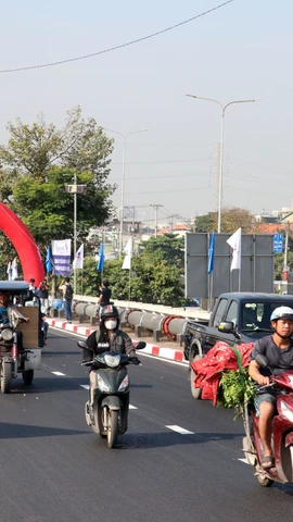 Các phương tiện lưu thông qua cầu Bình Phước 1 trên Quốc lộ 1. (Ảnh: Tiến Lực/TTXVN)