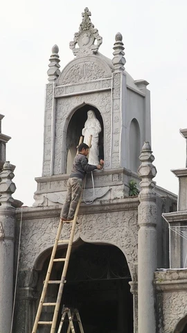 Giáo dân trang hoàng cho lễ Giáng sinh tại Nhà thờ đá Phát Diệm, huyện Kim Sơn, tỉnh Ninh Bình. (Ảnh: Thùy Dung/TTXVN)