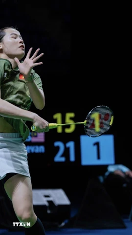 Nguyễn Thùy Linh đã thi đấu khởi đầu trận đơn nữ trong cuộc đấu đồng đội nữ giữa đội Việt Nam và Malaysia ở môn cầu lông SEA Games 33 vào sáng ngày 7/12/2025. (Ảnh: TTXVN phát)