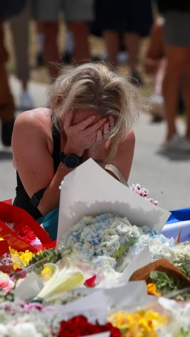 Người dân đặt hoa tưởng niệm các nạn nhân trong vụ xả súng tại bãi biển Bondi ở Sydney, Australia. (Ảnh: THX/TTXVN)