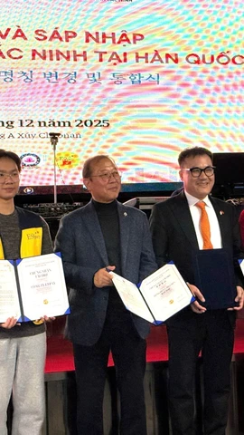 Đại diện Đại sứ quán và Ban Tổ chức trao quà lưu niệm cho các nhà tài trợ. (Ảnh: Đức Thắng/TTXVN)