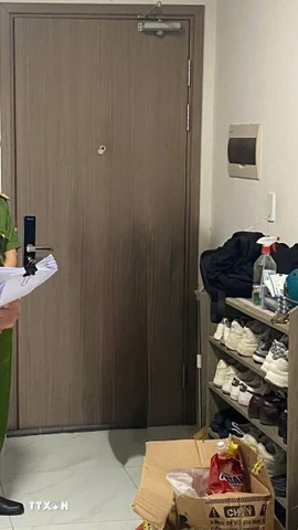 Cơ quan Cảnh sát điều tra đọc quyết định tạm giữ hình sự đối với Mai Minh Tấn. (Ảnh: TTXVN phát)