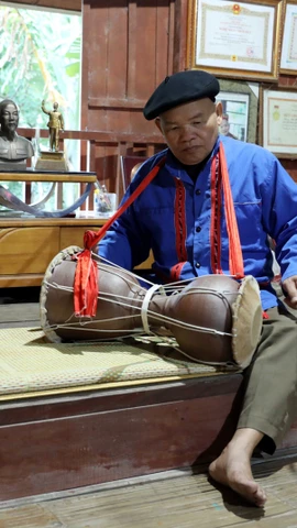 Nghệ nhân Nhân dân Sầm Văn Dừn biểu diễn trống sành nhạc cụ truyền thống của đồng bào dân tộc Cao Lan. (Ảnh: Quang Cường/TTXVN)