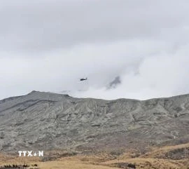 Khu vực gần đỉnh núi Aso, tỉnh Kumamoto, Tây Nam Nhật Bản, nơi trực thăng du lịch chở 3 người mất liên lạc, ngày 20/1/2026. (Ảnh: Kyodo/TTXVN)