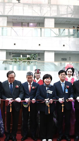 Nghi thức cắt băng khai mạc Triển lãm. (Ảnh: Khánh Vân/TTXVN)