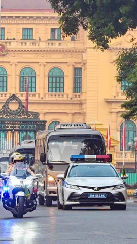 Đoàn xe di chuyển từ Lăng Chủ tịch Hồ Chí Minh ra Đài tưởng niệm các Anh hùng liệt sỹ. (Ảnh: Phạm Kiên/TTXVN)