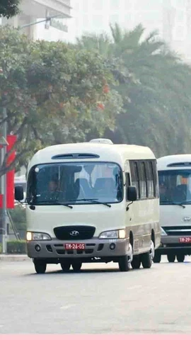 Đoàn xe di chuyển qua phố Trần Duy Hưng, hướng về lại Trung tâm Hội nghị Quốc gia. (Ảnh: Phạm Kiên/TTXVN)