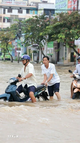 Triều cường gây ngập sâu trên đường Cách Mạng Tháng Tám, phường Cái Khế (Cần Thơ) khiến việc di chuyển của người dân rất khó khăn. (Ảnh: TTXVN phát)