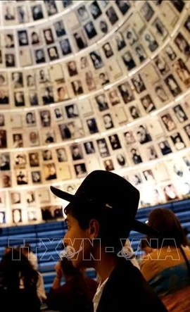 Người dân thăm quan Khu tưởng niệm các nạn nhân Do Thái bị Đức quốc xã tàn sát trong Thế chiến II tại Jerusalem. (Ảnh tư liệu: THX/TTXVN)