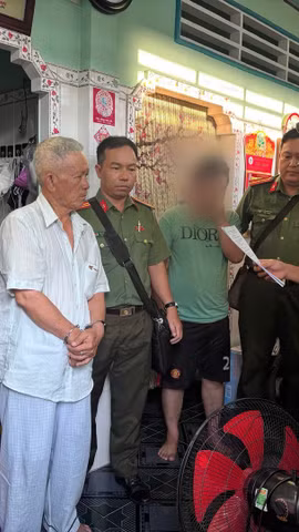 Cơ quan An ninh điều tra Công an tỉnh Đồng Tháp thi hành Quyết định khởi tố và Lệnh bắt bị can để tạm giam. (Nguồn: Bộ Công An)