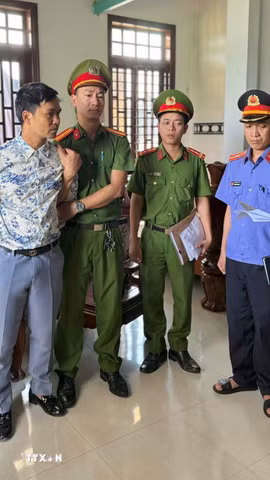 Thi hành lệnh bắt và khám xét nơi ở đối với bị can Mai Hoàng để phục vụ điều tra. (Ảnh: TTXVN phát)