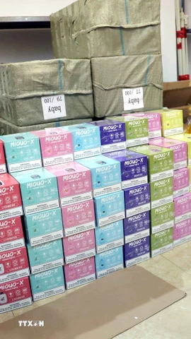 Kho hàng lưu trữ thuốc lá điện tử. (Ảnh: Công Tường/TTXVN)