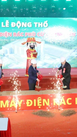 Các đại biểu thực hiện nghi thức khởi công dự án. (Ảnh: Thế Duyệt/TTXVN)