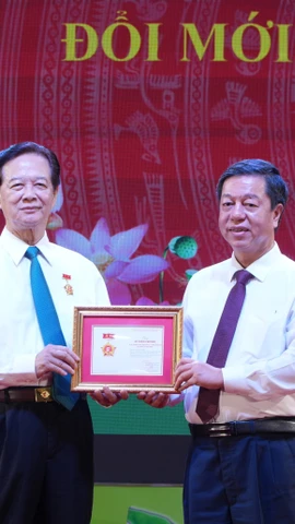 Nhà xuất bản Chính trị quốc gia Sự thật đã trao tặng đồng chí Nguyễn Tấn Dũng Kỷ niệm chương “Vì sự nghiệp xuất bản sách lý luận, chính trị của Đảng và Nhà nước.” (Ảnh: Hữu Duyên/TTXVN)
