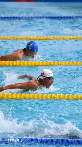 Kình ngư Việt Nam trên đường đua xanh ASEAN Para Games 13. (Ảnh TTXVN phát)